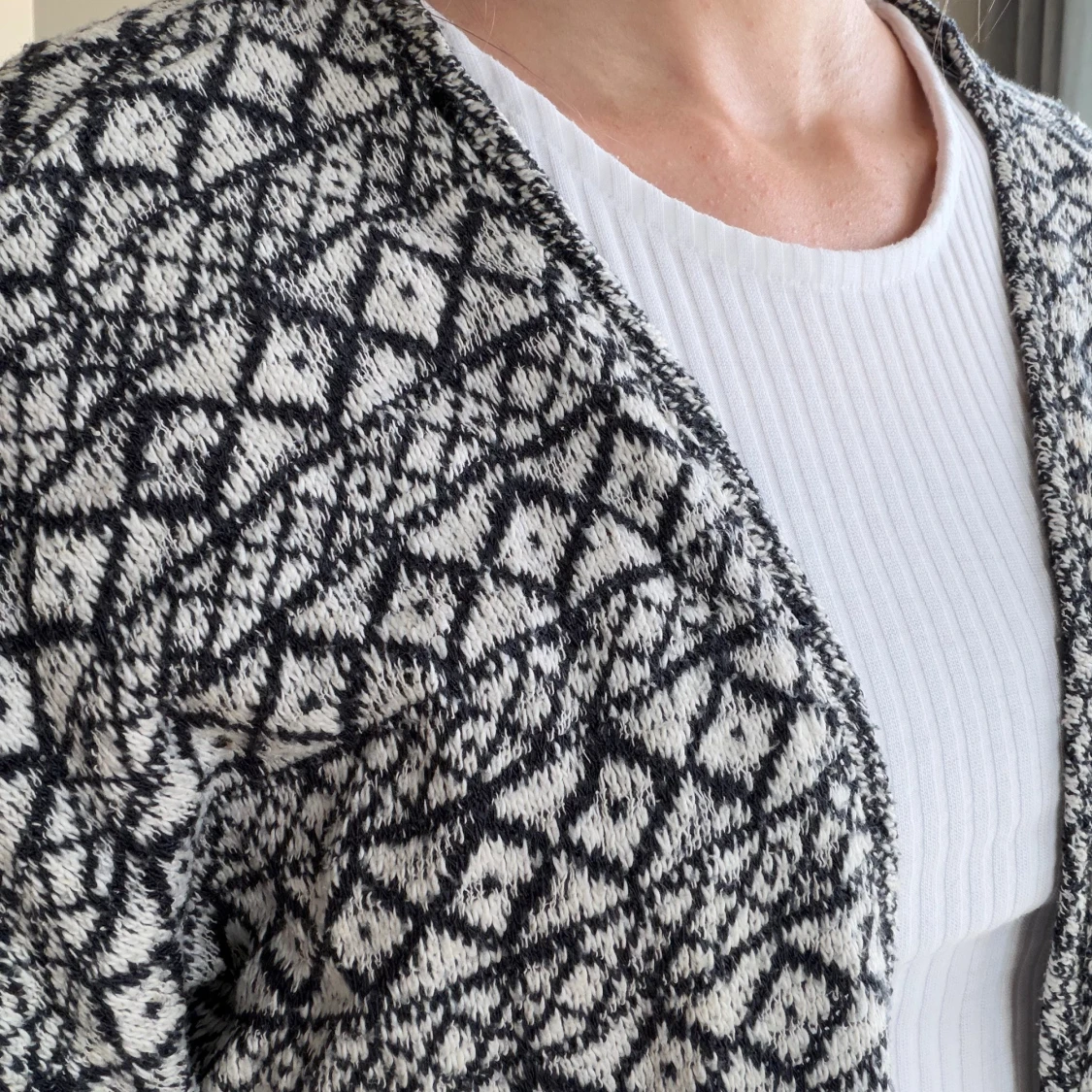 Mönstrad kofta från Pieces - 1