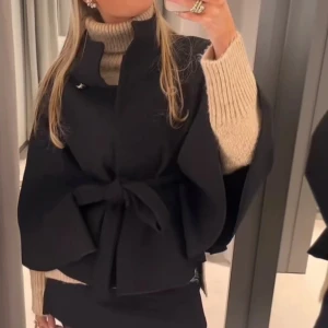 Svart poncho missay - Svart poncho från missay, onesize