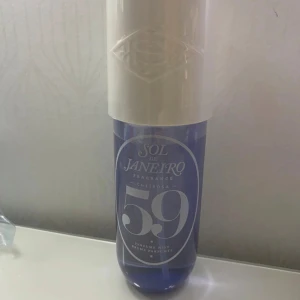 Hell ny Sol de Janeiro Cheirosa 59 Mist 240 ml (priset kan diskuteras vid snabb affär) - Säljer hell ny  body mist från Sol de Janeiro, Cheirosa 59. Perfekt för dig som vill ha en fräsch och unik doft. Innehåller noter av vanilj, sötad viol och sandelträ. Volym: 240 ml. (Priset kan diskuteras vid snabb affär)
