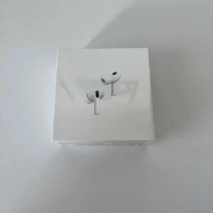 AirPods Pro 2nd Generation - Säljer ett par AirPods Pro 2nd Generation med MagSafe-laddningsetui. Produkten är i nyskick och levereras i originalförpackning med allt tillbehör. Perfekt för dig som vill ha aktiv brusreducering och hög ljudkvalitet. Inga synliga defekter eller slitage.