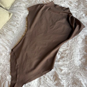 Body - Body från Zara, sitter jättesnyggt och formar kroppen.