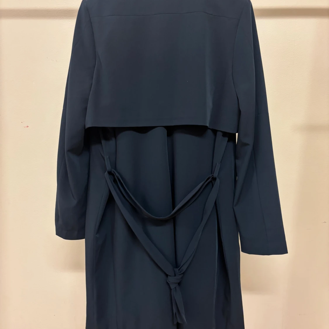 Mörkblå trenchcoat från Whyred - 2