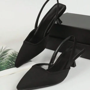 Svarta pumps med spetsig tå -  Svart pumps med spetsig tå och låg klack. Stl 39 och är endast testade 😊