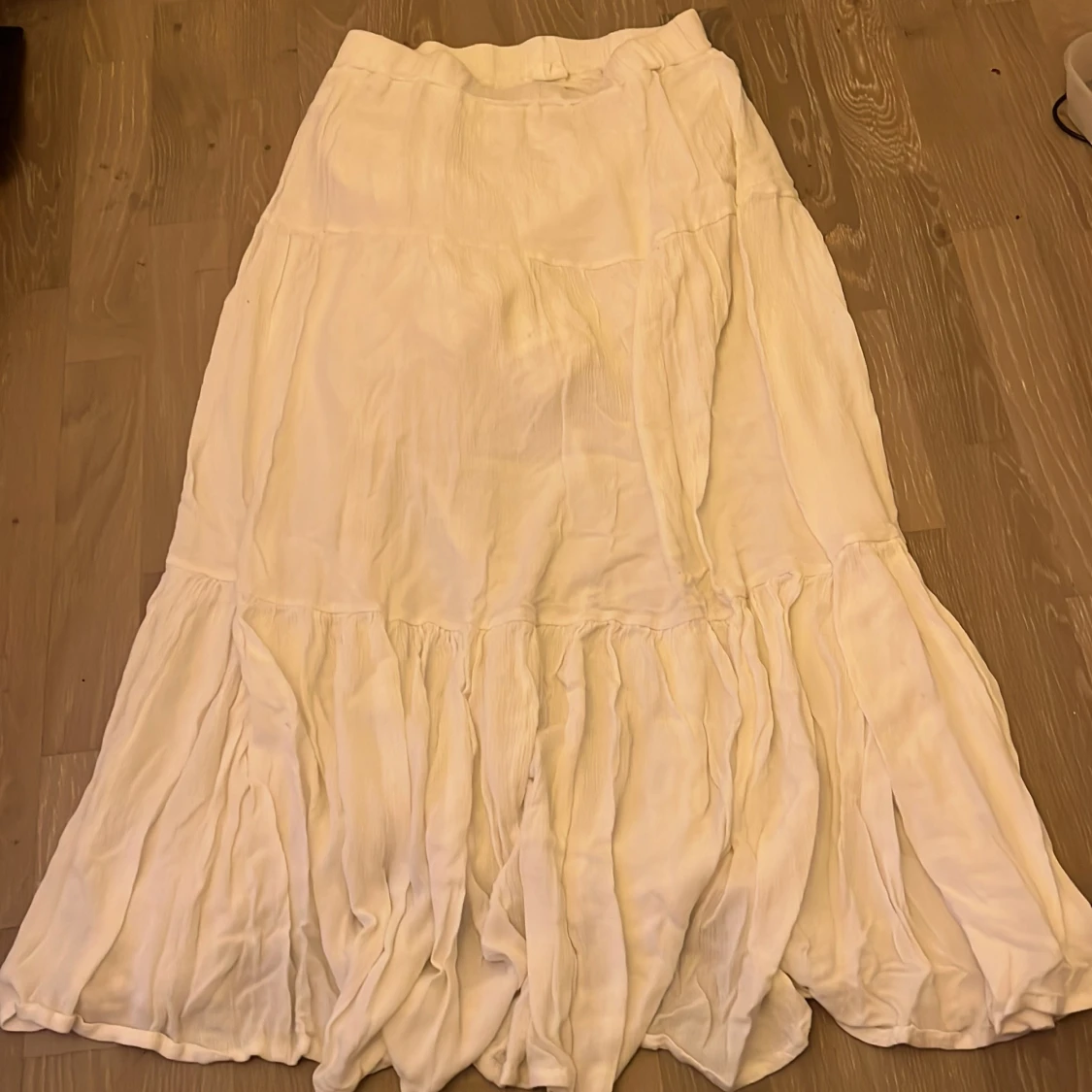 Vit långkjol i bomull med volang