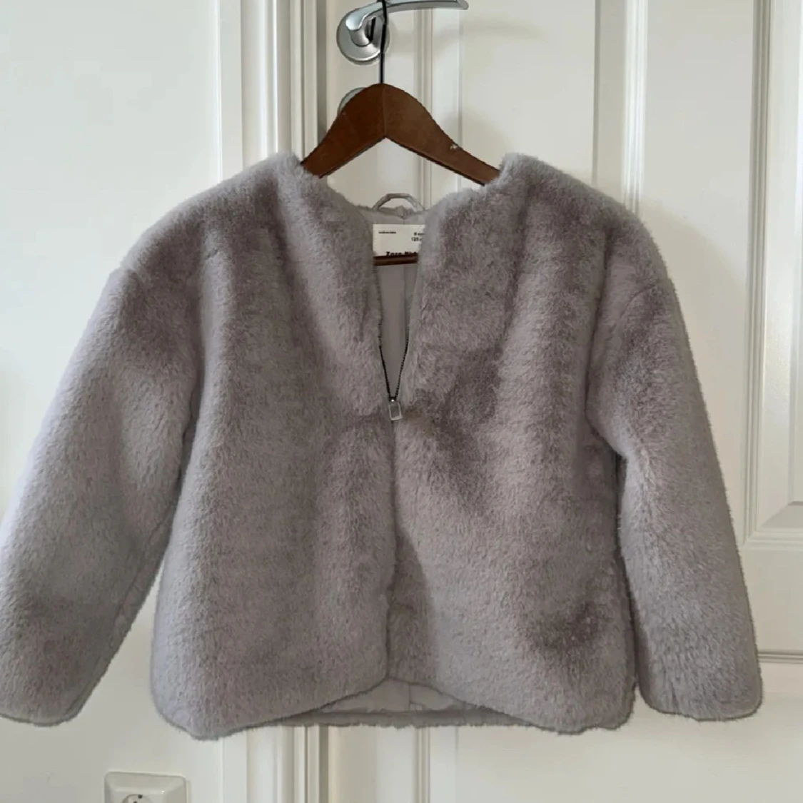 Ljusgrå pälsjacka från Zara Kids