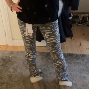 Guess zebra jeans - bootcut men inte högmidjade, använda 1 gång