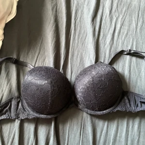 Svart bh  - Säljer denna svarta bh med vadderade kupor i storlek 70A ifrån Lindex. Modellen heter Linnea. Använd ett par gånger men inte mer. 