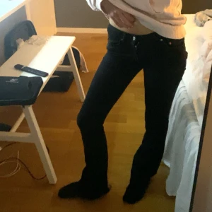 Svarta bootcut jeans - säljer dessa svarta jeans från gina💗skriv om du har några frågor o pris kan diskuteras! 