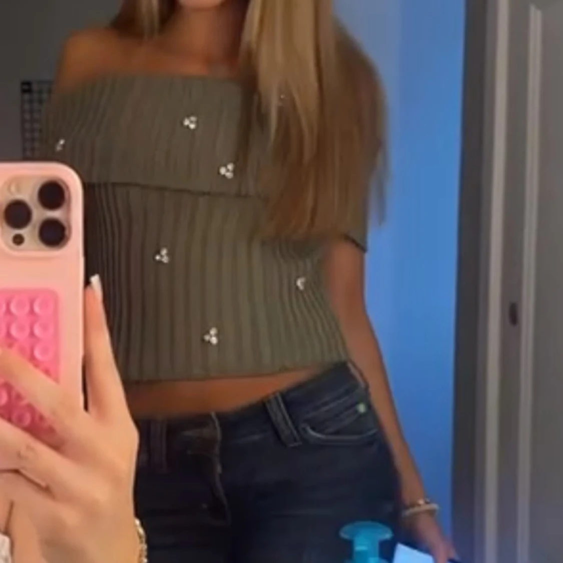 Kakhi offshoulder croppad stickad toppđ