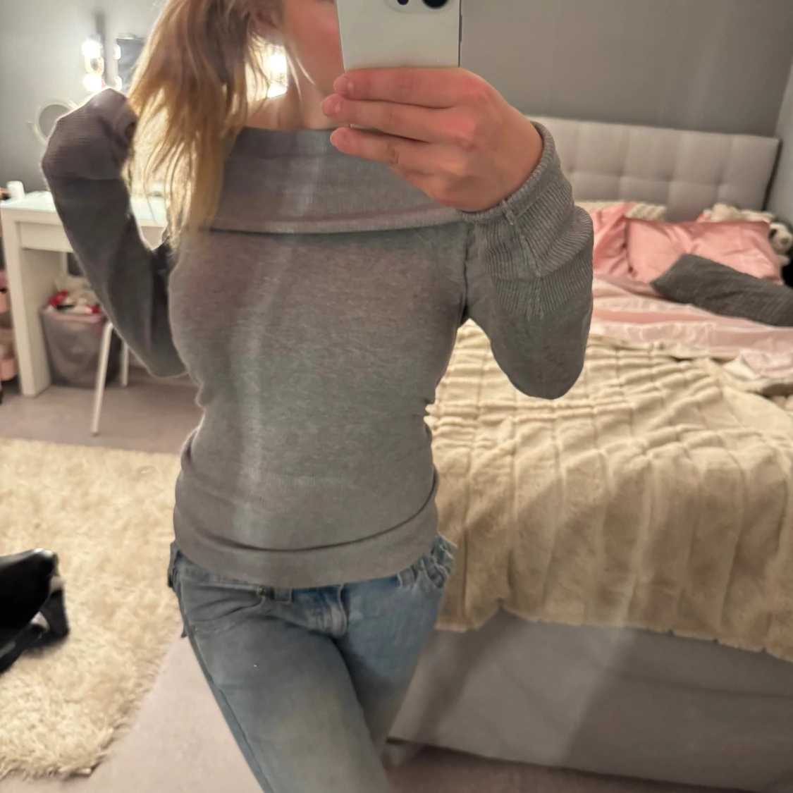 Grå offshoulder stickad tröja