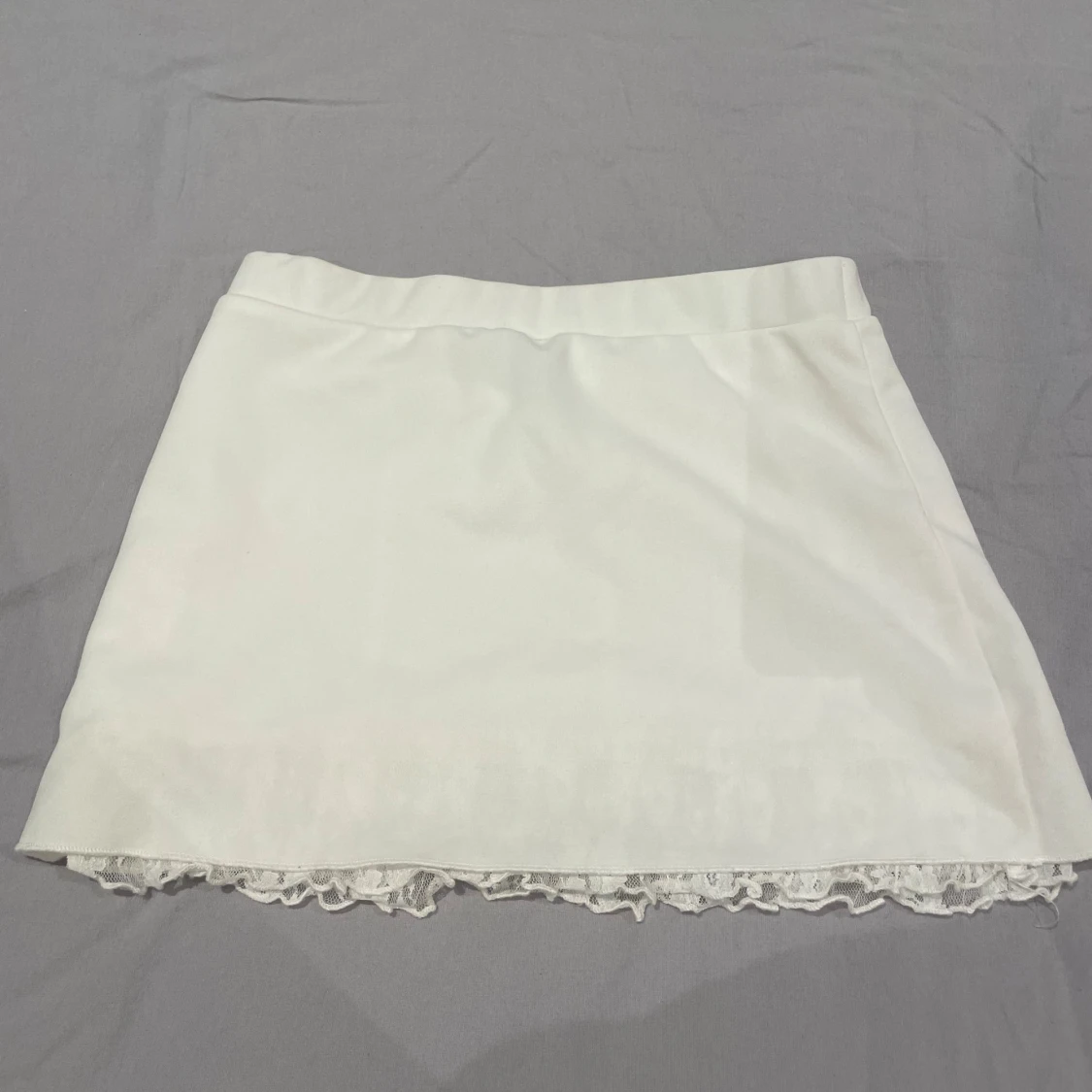 Vit kortkjol med spetskant - 1