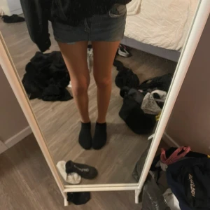 Blå jeanskjol  - Snygg blå jeanskjol från gina tricot som är omsydd. Kjolen är kort och har en cool tvättad look med slitna detaljer och kontrastsömmar. Perfekt för dig som gillar en avslappnad och trendig stil.