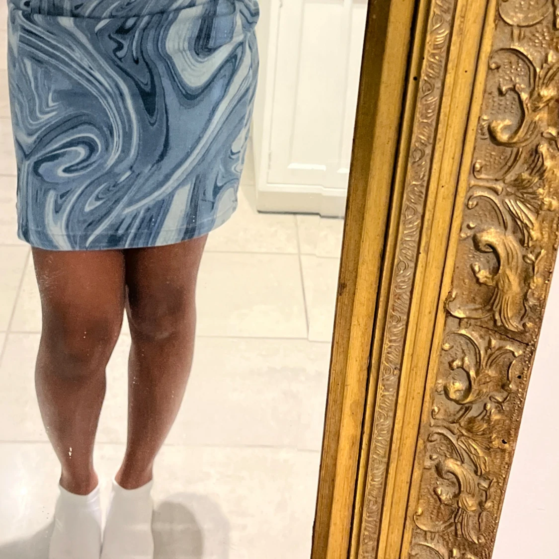 Blå swirlmönstrad kortkjol  - 1