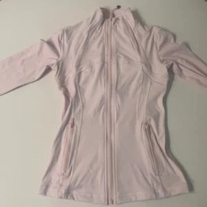 Lulelemon jacka -  Säljer denna jättefina jacka från lulu🫶🏻
