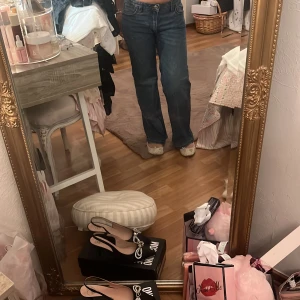 Blå wide jeans från Wera strl 152 - Säljer ett par blå jeans från Wera i modellen wide. Jeansen har klassisk femficksdesign, raka och vida ben samt normal midja. Materialet är jeans med snygga kontrastsömmar. Perfekta för dig som gillar en avslappnad och trendig look.