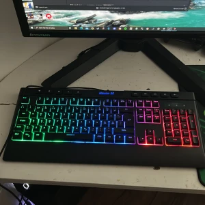 Mission SG RGB Gaming Keyboard - I princip oanvänt tangentbord. Är perfekt för gaming eller annat. Har inbyggd handledsstöd. Nypris 800kr. Kom med bud!