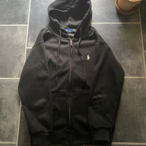 Ralph lauren zip up  - Storlek s nästan inte andvänd. Säljer för den var för liten för mig. Skriv för frågor eller funderingar💸