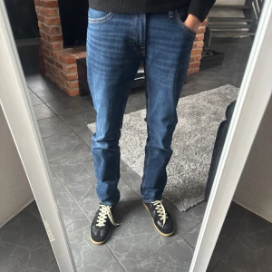 Lee jeans - Säljer ett par klassiska blå jeans från Lee med väldigt skön passform. Perfekta för dig som gillar en tidlös och clean look. Storlek 30/32, personen på bilden är 182cm. Hör av er vid frågor och priset kan diskuteras!