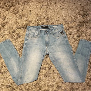 Replay anpass jeans  - Ett par fräscha och snygga ljusblåa jeans från replay, modell anbass . Bra skick och lite använda. Storlek 28x32 