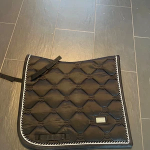 Schabrak  - Equestrian Stockholm dressyr schabrak black edition strl full. Är hårigt på insidan. Nypris: 899kr