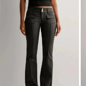 Tvär snygga skinnbyxor ! - Verkligen super snygga skinnbyxor från Nelly. Dessa säljs inte längre så de är svåra att få tag på. Dessa har blivit för korta för min syrra på 165 så därav säljs dom. Inga defekter. De är avklippta lite men det märks knappt. 