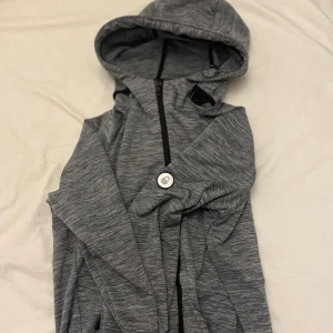 Sail Racing Kofta med luva  - Sail racing kofta med dragkedja, huva och diskret logga på ärmen samt 2 inne fickor 