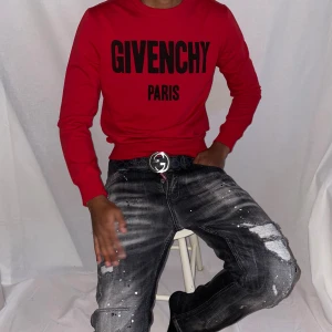 Givenchy tröja strl XS röd  - Helt ny. Fin replika med grym kvalitét. Modellen är 175cm lång bär storlek XS. Pris: 799kr. Först till kvarn . Skickas direkt inom 24h