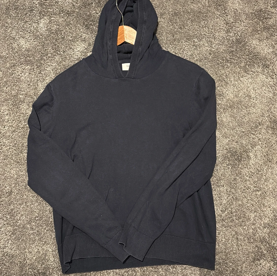 Svart hoodie från Grunt i storlek L