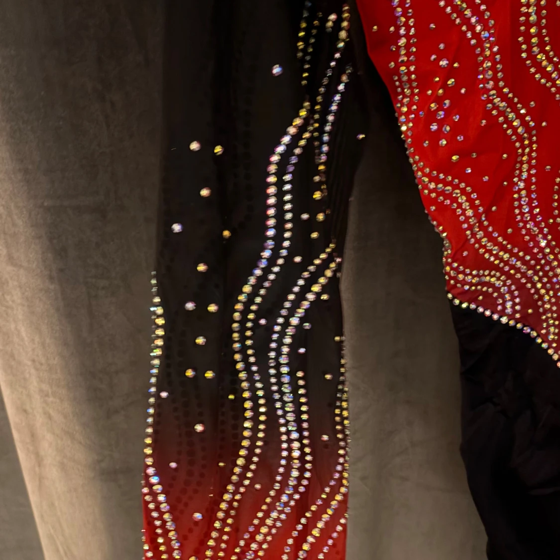 Svart och röd glittrig långärmad gymnastikdräkt  - 3