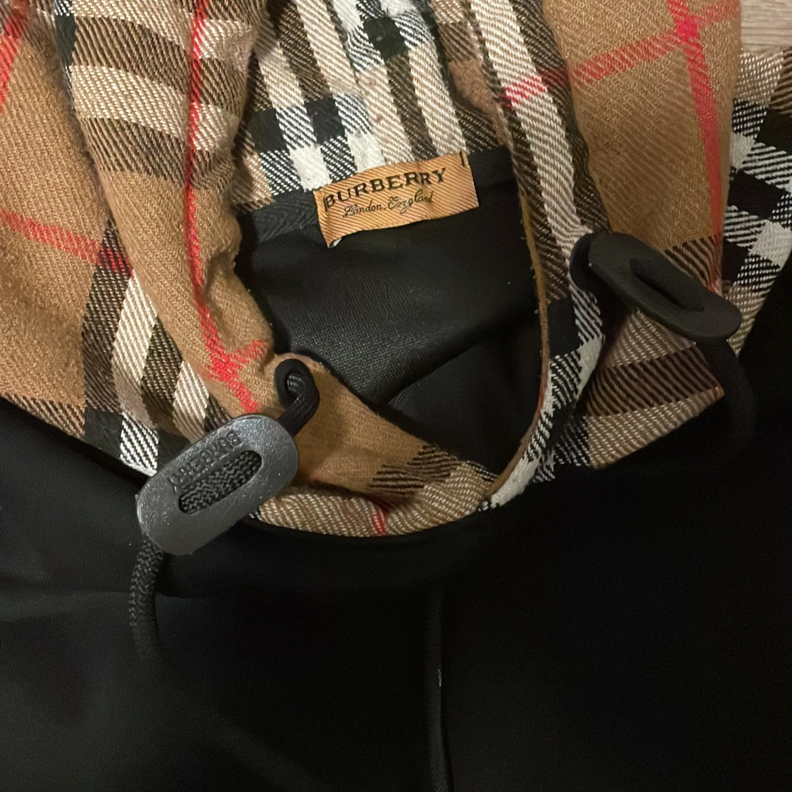 Svart Burberry hoodie med rutig huva - 1