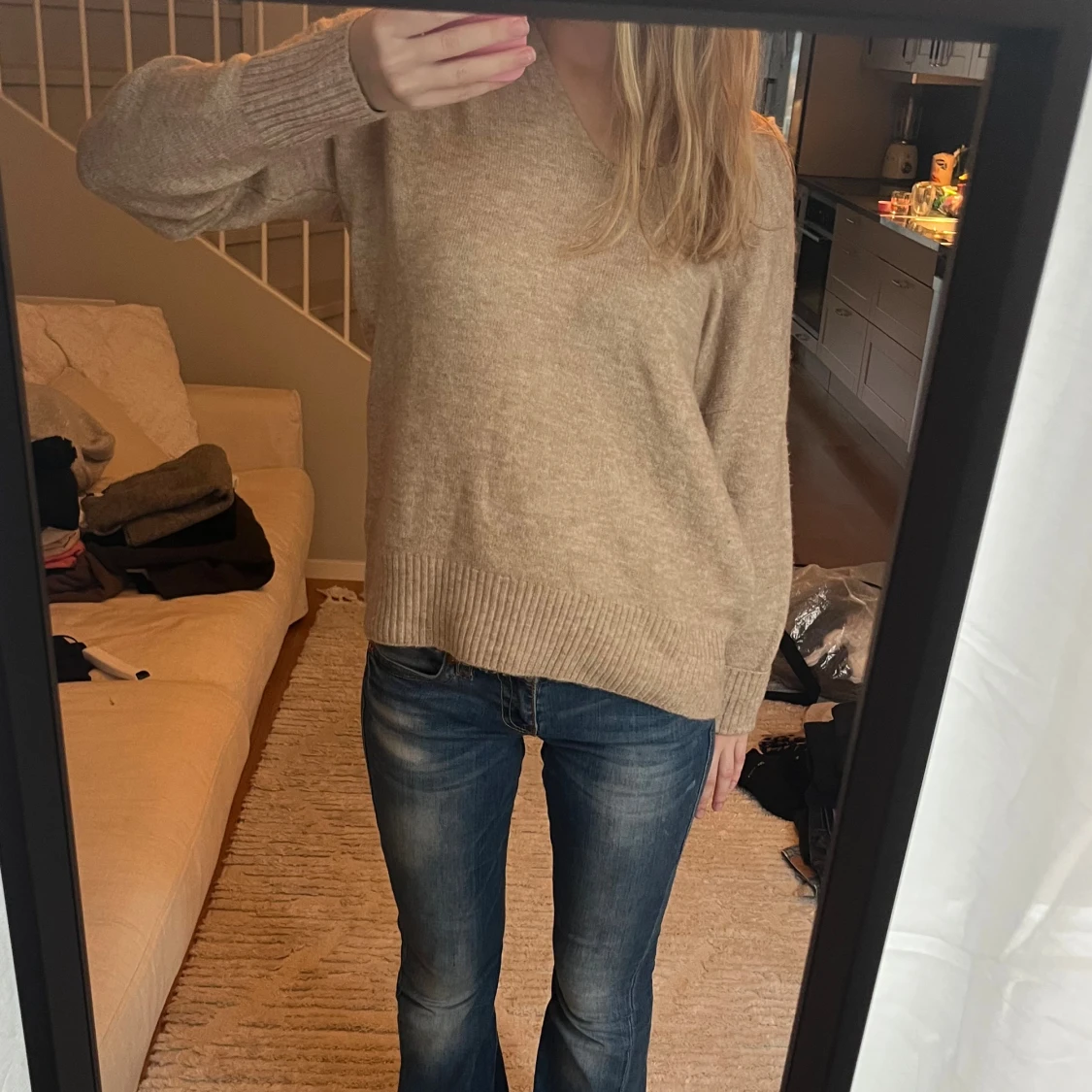 Beige stickad tröja med v-ringning