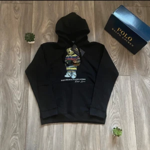 Polo Ralph Lauren hoodie  - Tja, säljer denna helt nya och as feta polo hoodien för ett svin bra pris, skicket är i nytt med prislapp då den aldrig är använd. Priset är ej hugget i sten!🤩