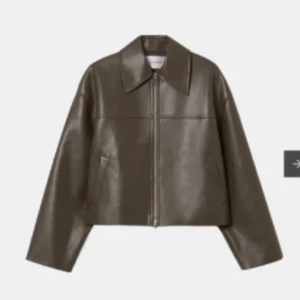 Brun skinnjacka från Carin Wester - Säljer en brun skinnjacka från Carin Wester. Jackan har dragkedja framtill, två sidofickor och är croppad i modellen. Jättefin men kommer inte till användning 