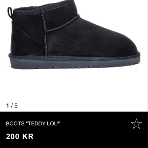 Svarta boots Teddy Lou i mocka - Mysiga svarta boots från Teddy Lou med låg skaft och rund tå. Utsidan är i mjuk mocka och insidan är fodrad för extra värme. Perfekta för kalla dagar och har en platt sula som gör dem sköna att gå i.
