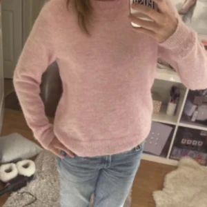 Selected Femme tröja - Super gosig stickad tröja från Selected femme. Bara använd 1 gång och är helt ny. Skriv om ni undrar nåt🥰🥰