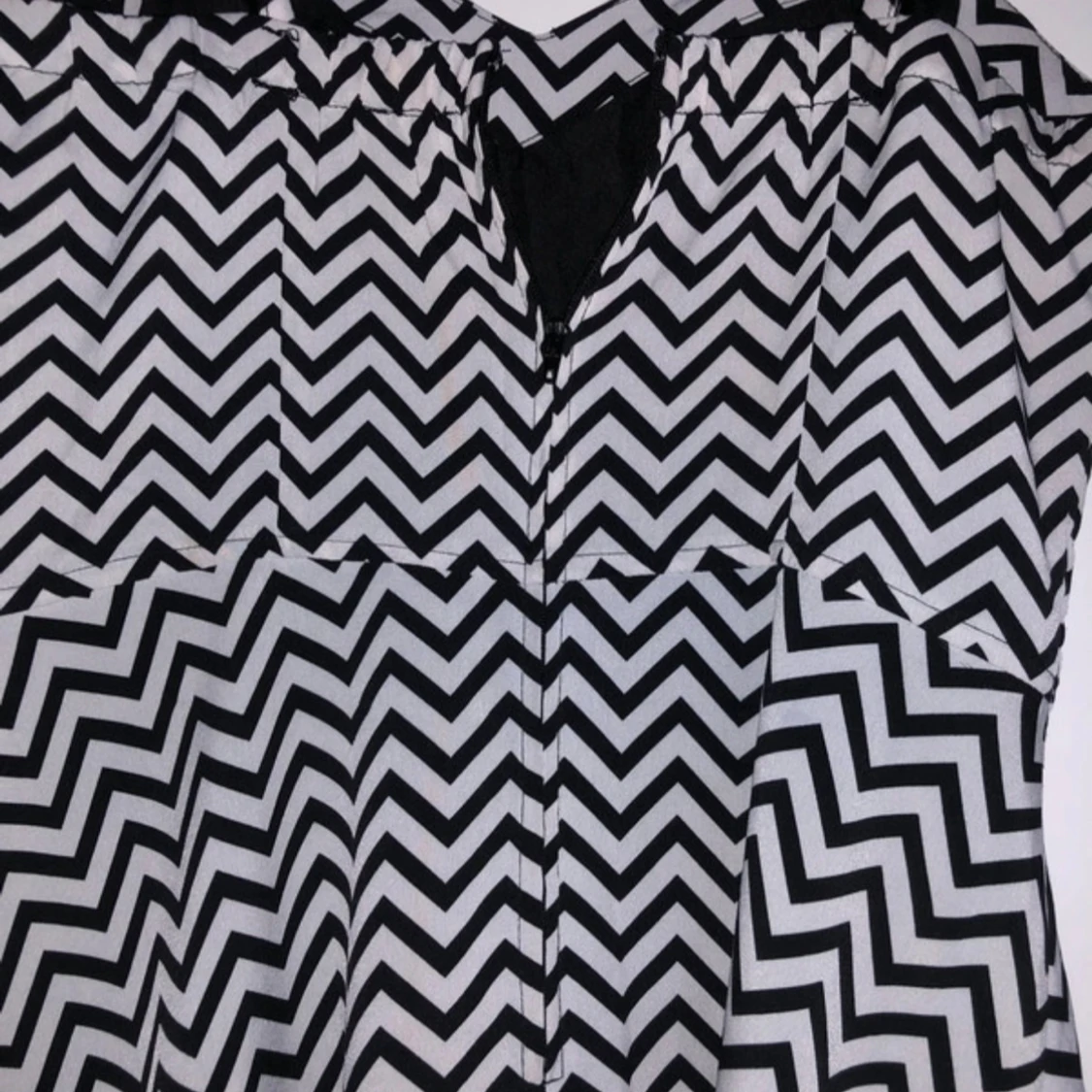 Svartvit zigzag klänning Dynamite - 1