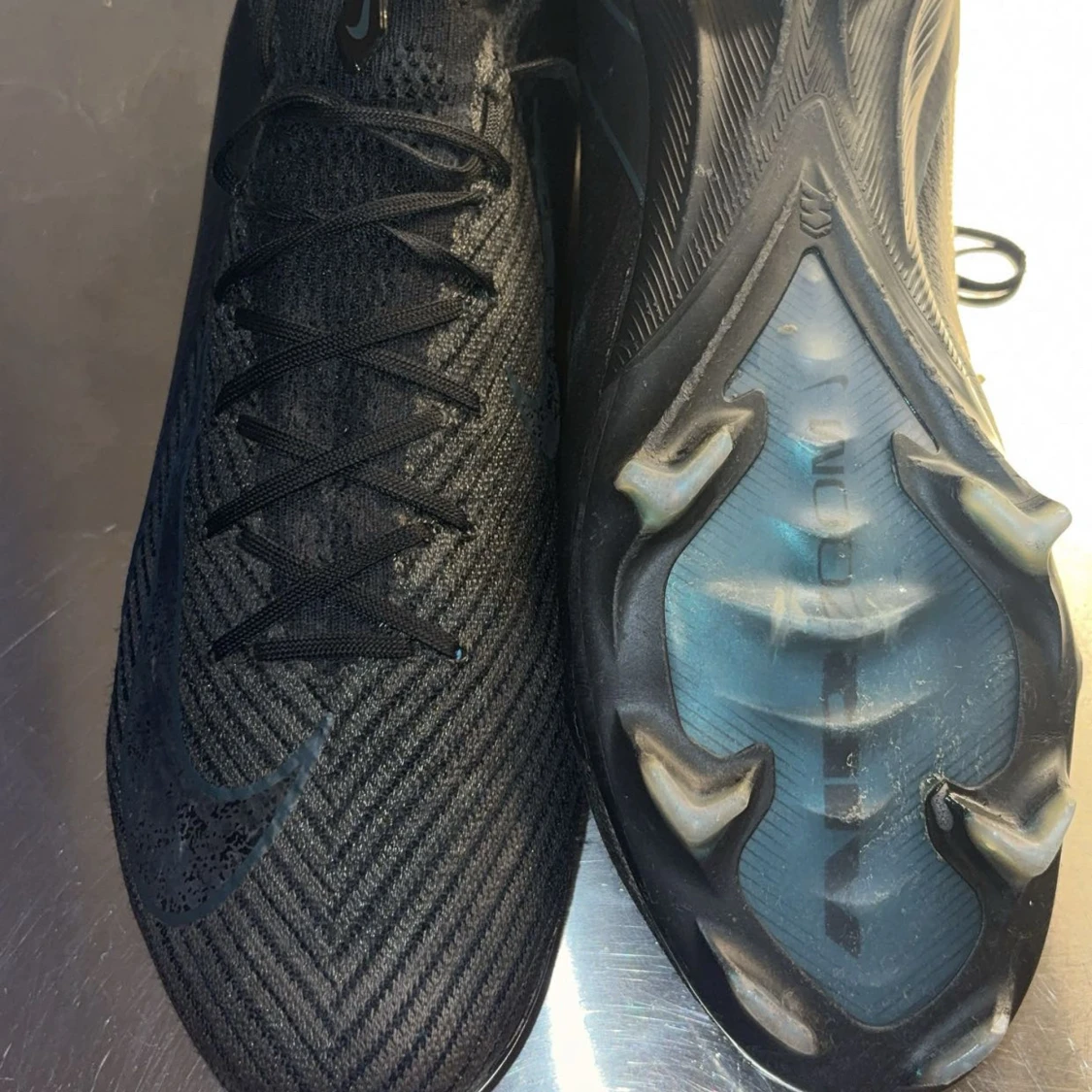 Nike svarta fotbollsskor med mönster - 3