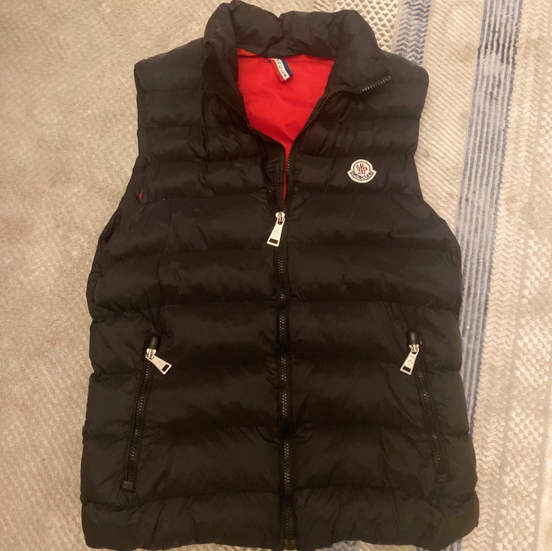 Svart dunväst från Moncler