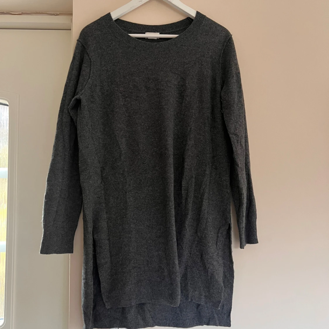 Grå stickad lång tröja Club Monaco