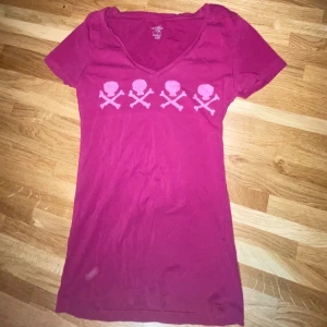 T-shirt dödskallar - Rosa/lila T-shirt med dödskallar över bröstet (gjort själv, håller i tvätten), står S men stretchig så passar XS och M också