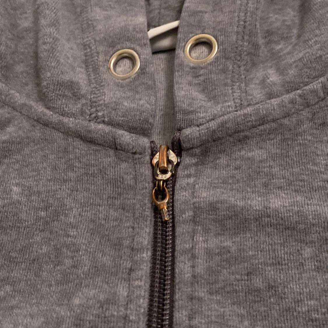 Grå hoodie med dragkedja och huva - 2