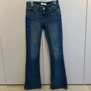 Blå bootcut jeans från junkyard  - Super snygga mörkblåa bootcut jeans från junkyard, i storlek xs