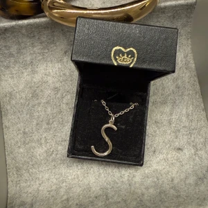 Silverhalsband - Maria Nilsdotter - Bokstavshalsband i silver från Maria Nilsdotter. Använt varsamt, kedjans längd är i 45. Man får med original ask!