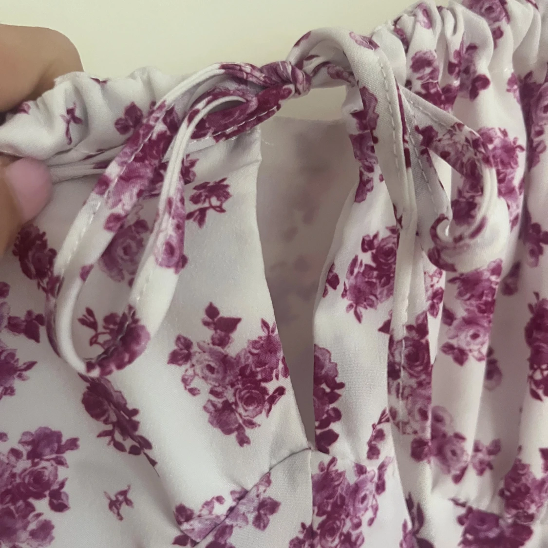 Vit långklänning med lila blommor - 1