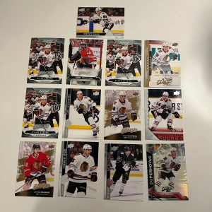 Hockey kort från Upper Deck alla från chicago blackhawks - Säljer nu hockeykort på grund av tappat intresse, dessa är från Chicago Blackhawk’s och alla är listade nedan 1xPatrick Kane NHL All stars 2020/21 (658) 1xPatrick Kane 2020/21 (293) 1xAlex DeBrincat special 2018/19 (96)  1xAlex DeBrincat Supernovas edition 2019/18 (SN14) 1xArtemi Panarin 2017/18 (184) 3xDylan Strome 2019/20 (131) 1xPius Suter Rookies edition 2020/21 (T-94) 1xCorey Crawford 2020/21(2) 1xCarl Söderberg 2020/21(528) 1xAndrew Shaw 2020/21(527) 1xRyan Hartman 2017/18(128) Värde= 250