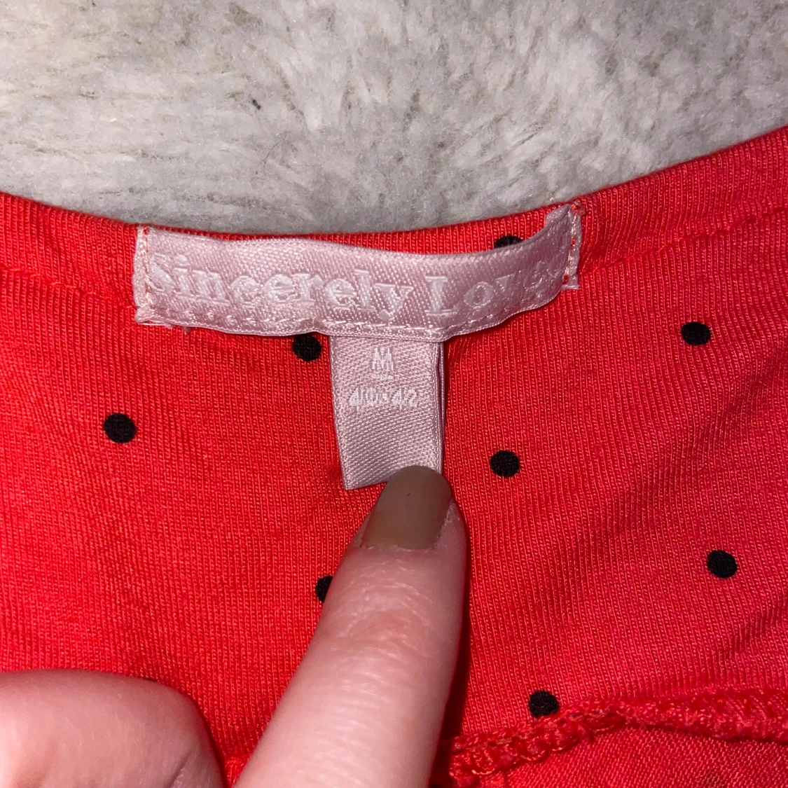 Röd prickig omlottopp  - 3