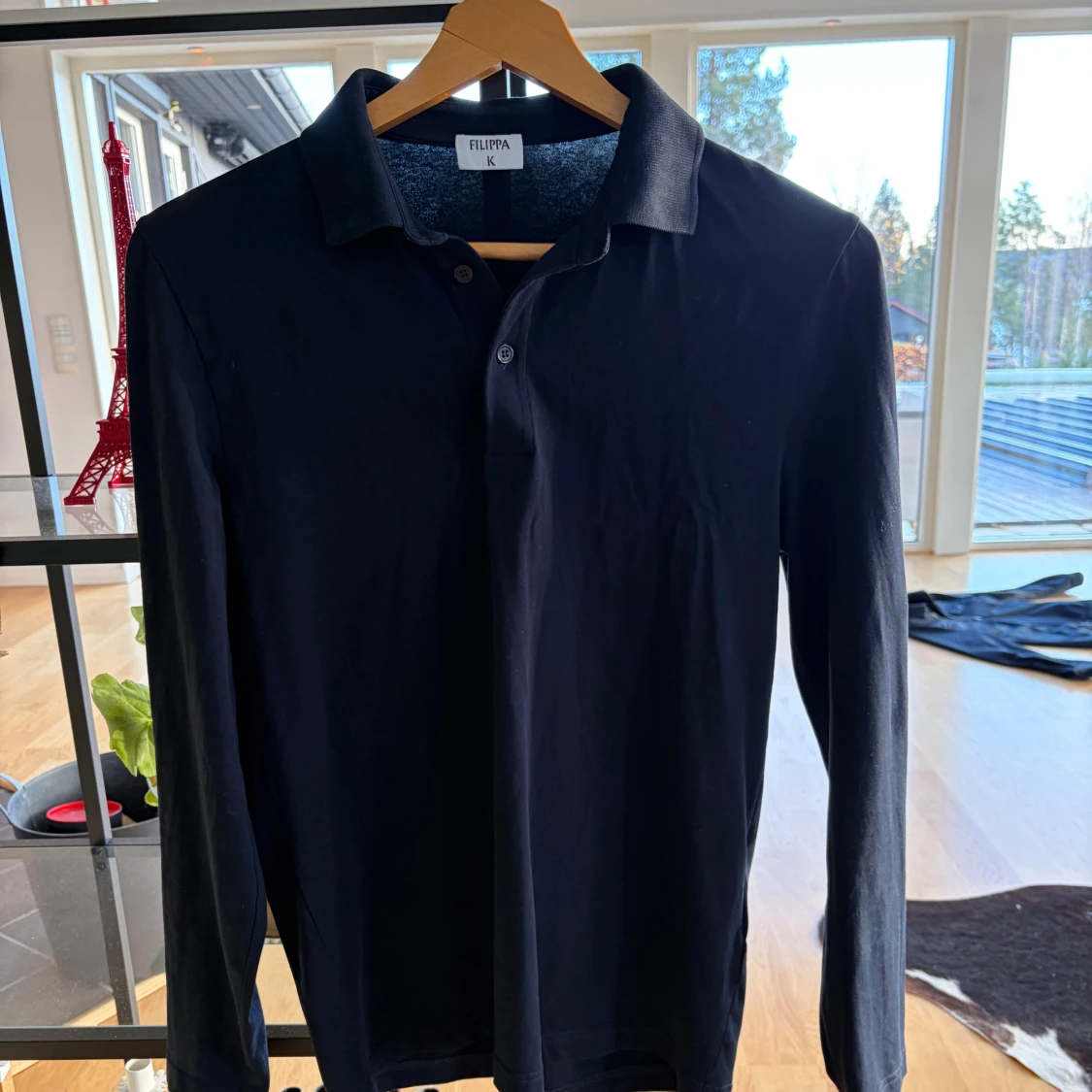 Mörkblå pikétröja från Filippa K