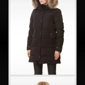  Vinterjacka från Hollister  - Lång svart dunjacka från hollister med avtagbar huva och naturfärgad pälskant. Jackan har dragkedja och knappar framtill, två fickor med dragkedja och ribbade muddar vid ärmslut. Perfekt för kalla vinterdagar. Köparen betalar för frakt.