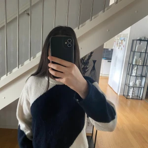 Svartvit stickad tröja från Gina Tricot - Säljer denna blåvita stickade tröja från Gina Tricot, köpt på Gina Young. Storleken är 158/164 men den passar även dig som vanligtvis bär XS eller S. Tröjan har en snygg, modern design med diagonala färgblock i mörkblått och vitt(cremefärgad), vilket gör den både enkel och trendig på samma gång. Den är i mycket fint skick utan några skador eller tecken på slitage och har bara använts ett fåtal gånger. Nypris: 270kr