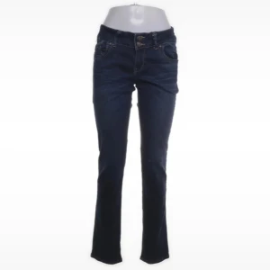 Mörkblå bootcut jeans från LTB - Snygga mörkblå jeans från LTB med bootcut passform och klassiska fickor både fram och bak.